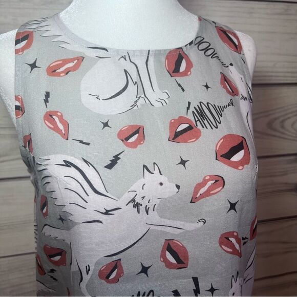 Las Surenas Valentines Day Grey Wolf Kisses Linen Tank Top - Picture 4 of 9